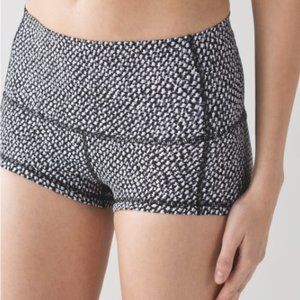 Lululemon Wunder Short 2” Mini Scatter Star Arctic Grey Black Sz 6 Luxtreme